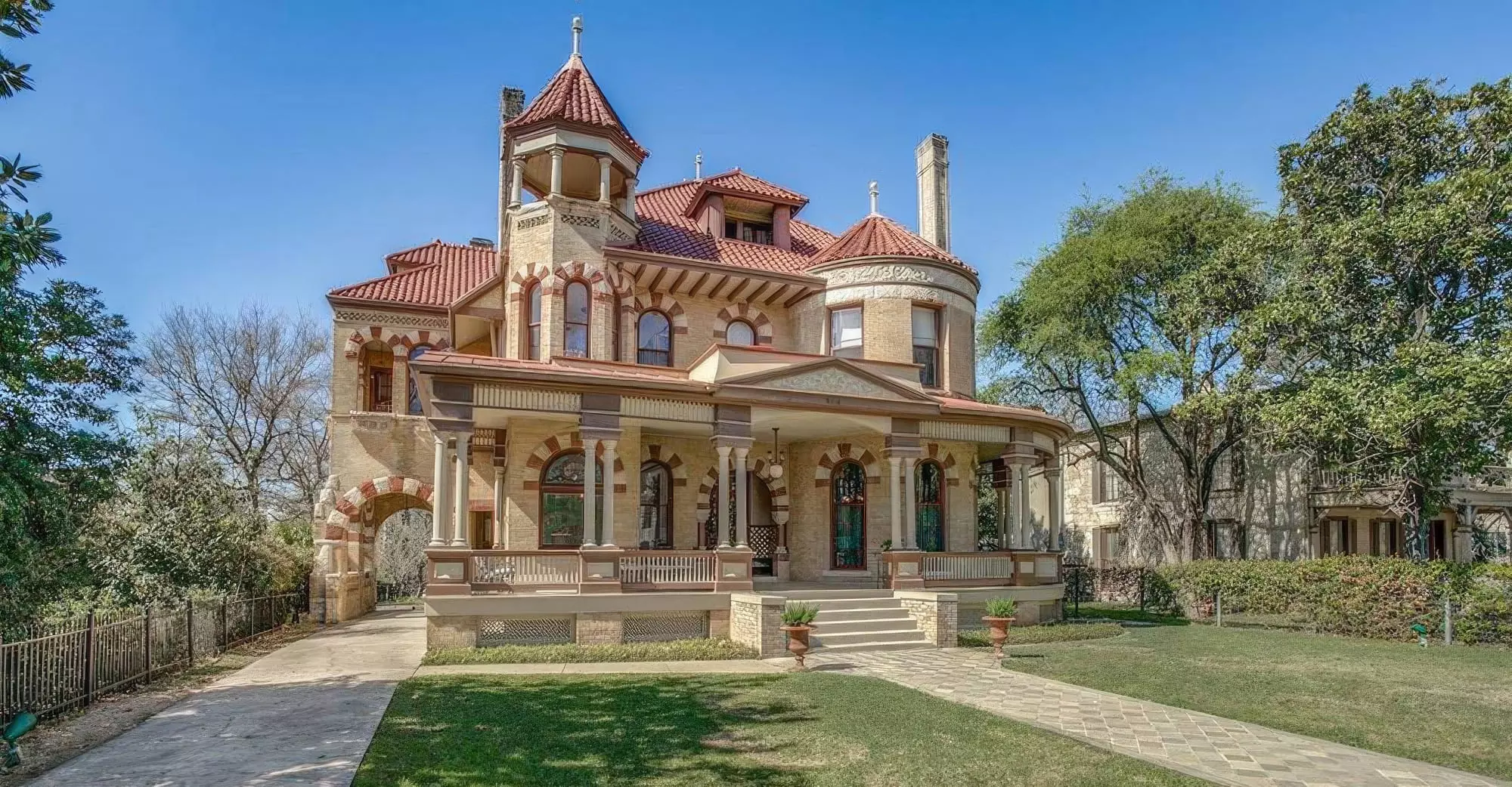 queen-anne-victorian-style-house